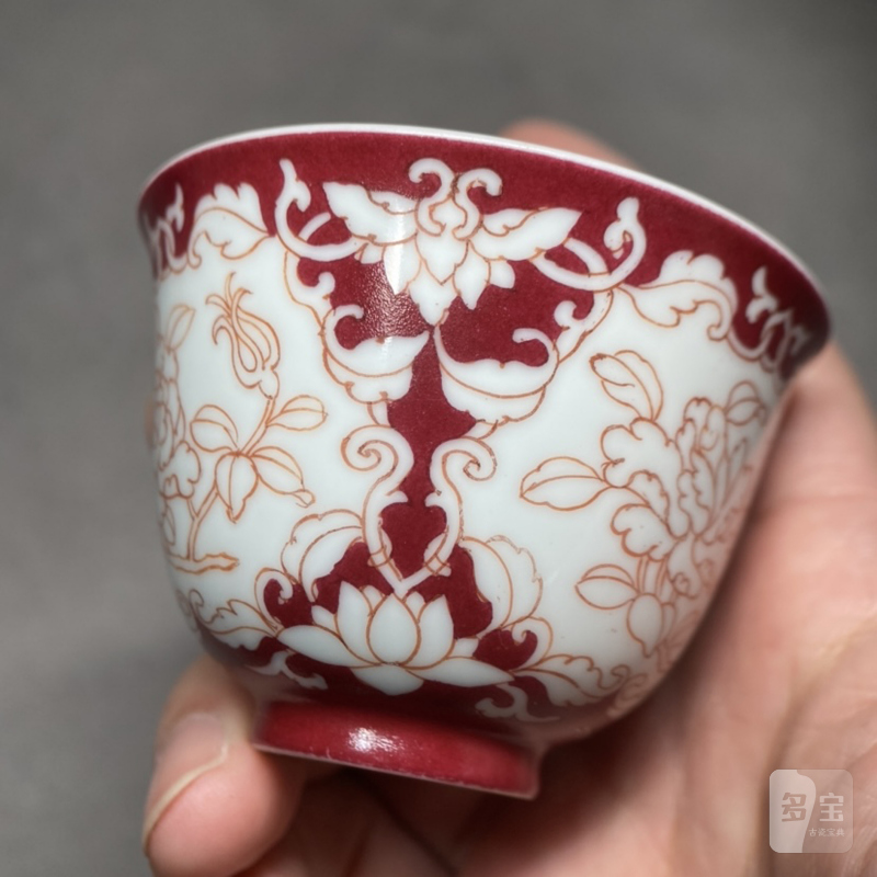 清雍正 御製珐琅彩胭脂红地开光矾红淡描折枝花卉纹杯 - 图11